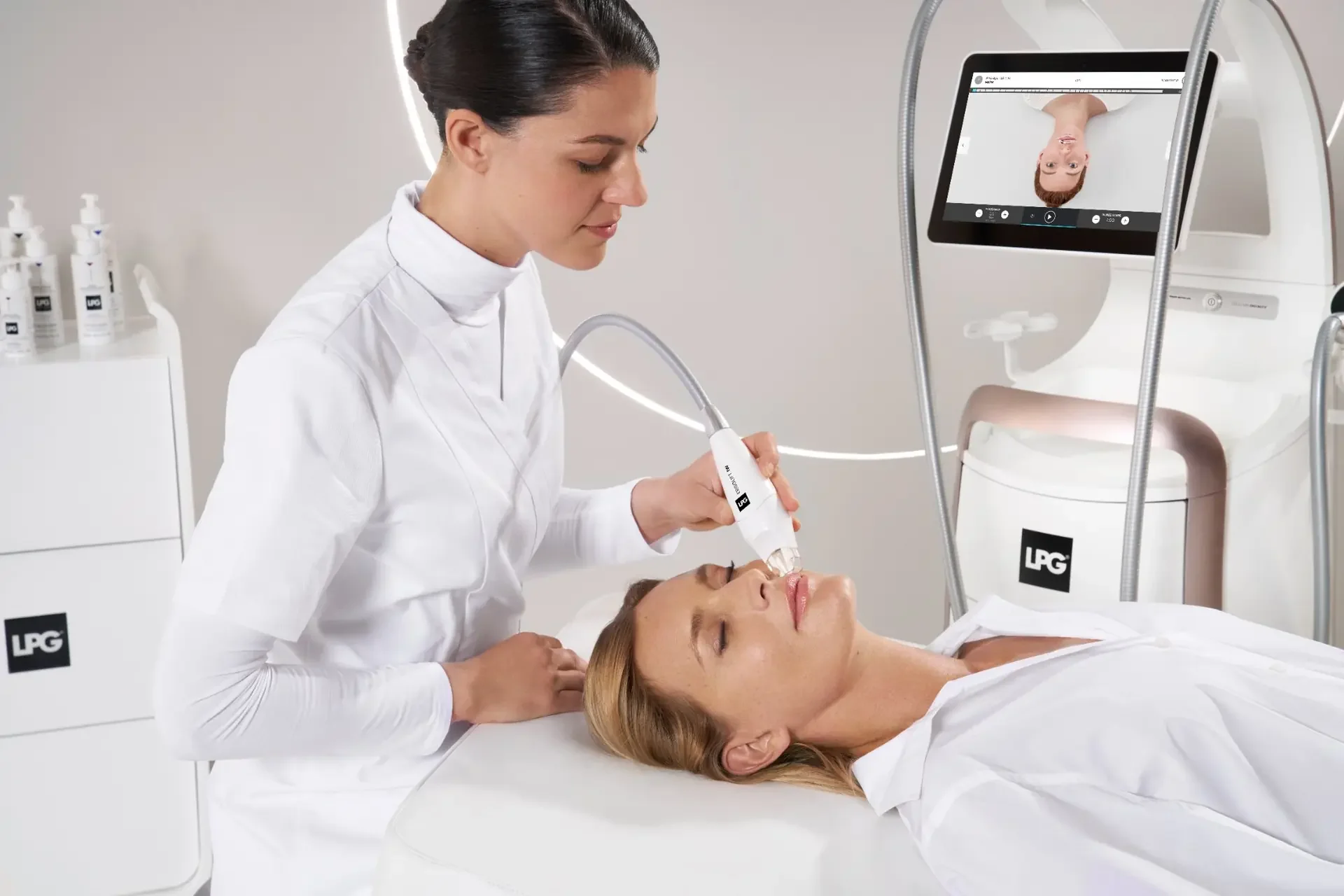 Especialista de Ledel Estética realizando tratamiento LPG facial